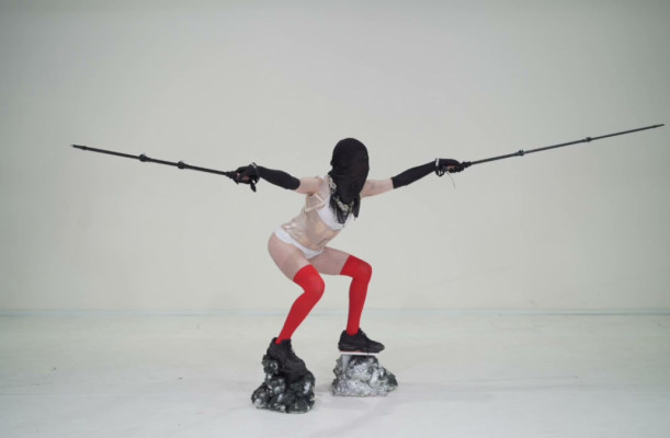 performer op rotsblokken